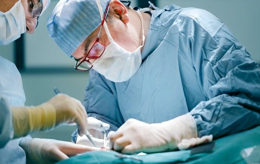 “Bác sĩ tư vấn cho bệnh nhân nam về các phương pháp cải thiện kích thước dương vật dưới góc nhìn y khoa.